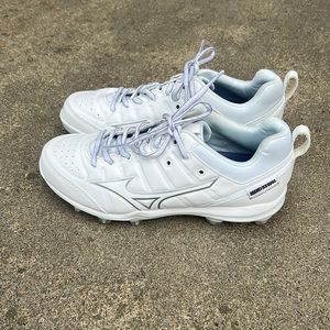 Size 7.5 women’s softball cleats